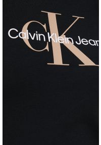 Calvin Klein Jeans sukienka kolor czarny mini prosta. Okazja: na co dzień. Kolor: czarny. Materiał: dzianina. Długość rękawa: na ramiączkach. Wzór: nadruk. Typ sukienki: proste. Styl: casual. Długość: mini #5