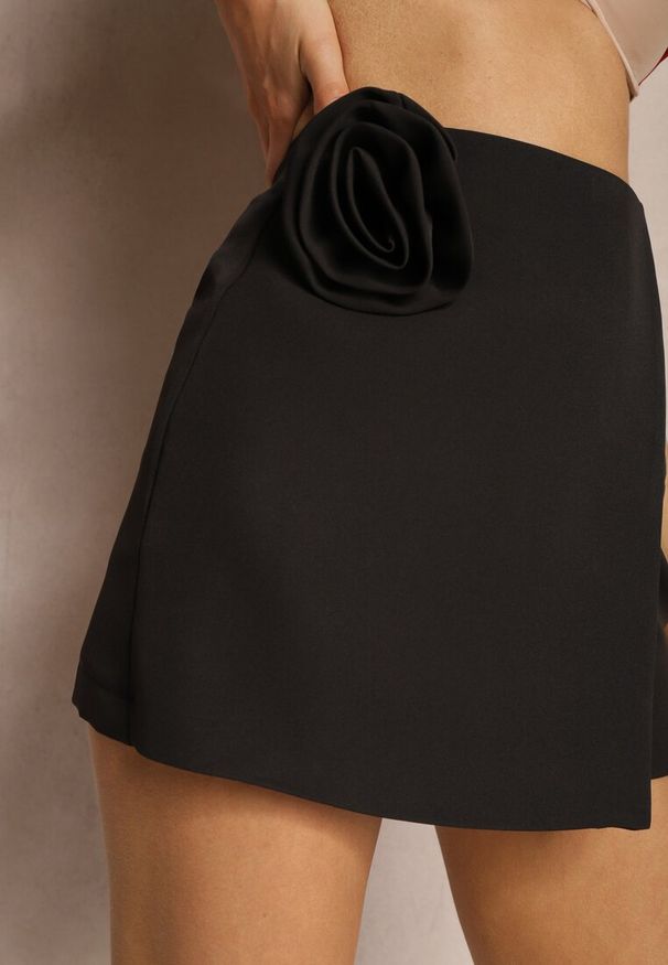 Renee - Czarne Spódnico-Spodenki Mini z Zakładką i Aplikacją w Kształcie Róży Pholia. Okazja: na co dzień. Kolor: czarny. Wzór: aplikacja. Styl: elegancki, casual