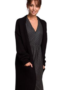 Polskie swetry - Długi sweter z kieszeniami ciepły kardigan o prostym fasonie czarny. Okazja: do pracy, na spacer, na co dzień. Kolor: czarny. Materiał: dzianina, akryl. Długość rękawa: długi rękaw. Długość: długie. Wzór: ze splotem. Styl: casual #1