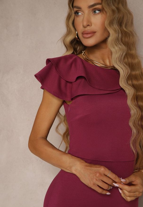 Renee - Fioletowa Asymetryczna Sukienka Vices Koktajlowa Ozdobiona Falbanką Zivorin. Okazja: na imprezę. Kolor: fioletowy. Wzór: aplikacja. Typ sukienki: asymetryczne. Styl: wizytowy
