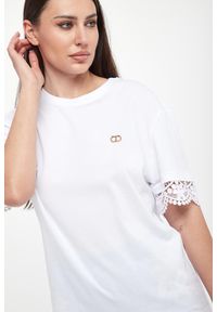 Twinset Milano - T-shirt damski z koronką TWINSET. Materiał: koronka. Wzór: koronka