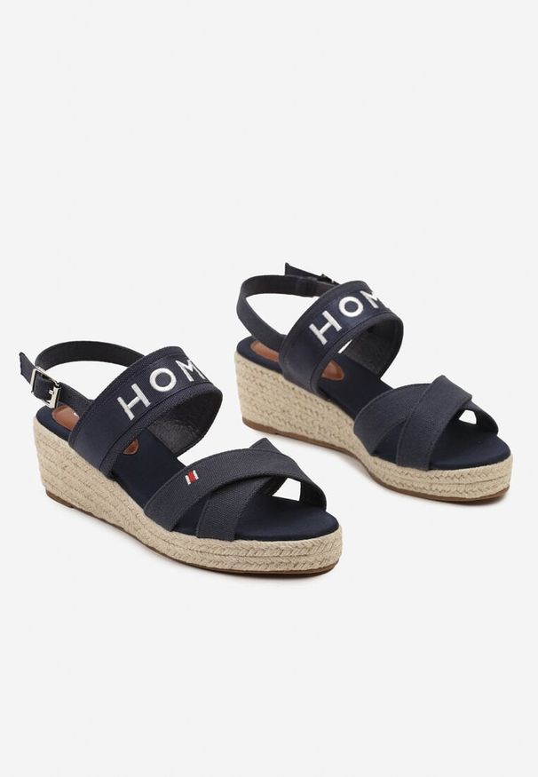 Born2be - Granatowe Sandały na Niskim Koturnie z Przeplatanymi Paskami w Stylu Boho Zapinane przy Kostce Herianna. Zapięcie: pasek. Kolor: niebieski. Sezon: lato. Obcas: na koturnie. Styl: boho