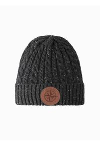 Ombre Clothing - Męska czapka beanie z okrągłą tłoczoną naszywką – grafitowa V1 OM-ACWH-0121 - uniwersalny. Kolor: szary. Materiał: wełna, akryl, poliester. Wzór: aplikacja. Styl: casual