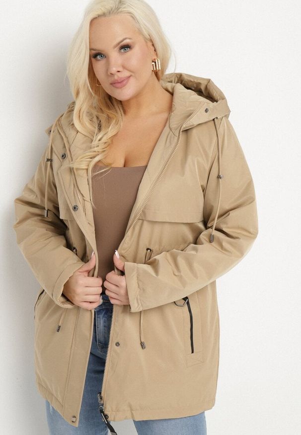 Born2be - Ciemnobeżowa Kurtka Dwustronna Parka z Kapturem Lannaria. Typ kołnierza: kaptur. Kolekcja: plus size. Kolor: beżowy. Wzór: gładki