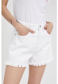 Lee Cooper szorty jeansowe damskie kolor biały z aplikacją medium waist. Okazja: na co dzień. Kolor: biały. Materiał: jeans. Wzór: aplikacja. Styl: casual