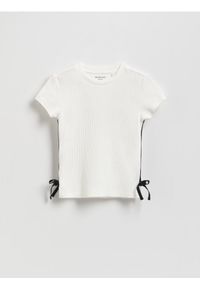Reserved - Prążkowana bluzka z kokardkami - złamana biel. Typ kołnierza: kokarda. Materiał: prążkowany. Wzór: prążki #1