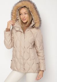 Born2be - Ciemnobeżowa Pikowana Kurtka o Pudełkowym Kroju z Odpinanym Kapturem z Futrem Lilssia. Okazja: na co dzień. Kolor: beżowy. Materiał: futro. Styl: elegancki, casual, klasyczny #1