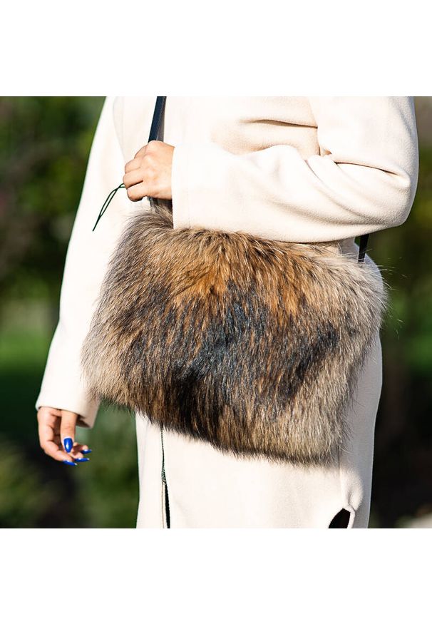 Luka-Pelli - Brązowa Elegancka Mufka Luka- Pelli Rękaw Na Dłonie Z Naturalnym Futrem Z Lisa. Kolor: brązowy. Wzór: aplikacja. Sezon: zima. Materiał: futrzane. Styl: elegancki. Rodzaj torebki: na ramię