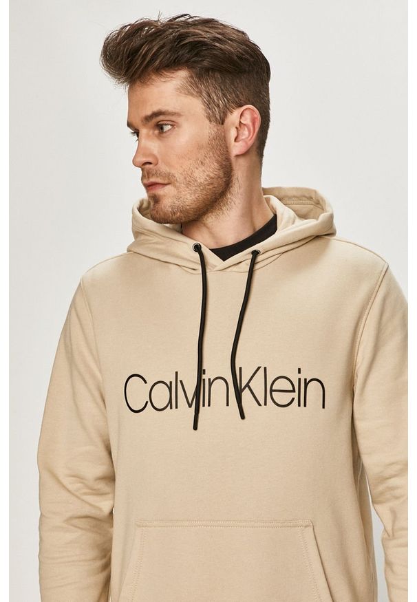 Calvin Klein - Bluza bawełniana. Okazja: na co dzień. Typ kołnierza: kaptur. Materiał: bawełna. Wzór: nadruk. Styl: casual