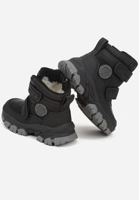 Born2be - Czarno-Szare Botki Trapery na Grubej Podeszwie z Tłoczoną Aplikacją Aveskia. Okazja: na co dzień. Zapięcie: rzepy. Kolor: czarny. Materiał: jeans. Wzór: aplikacja. Styl: casual