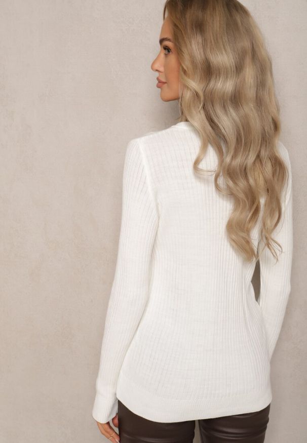 Renee - Biała Casualowy Sweter z Prążkowanego Materiału Zintra. Okazja: na co dzień. Kolor: biały. Materiał: materiał, prążkowany. Długość rękawa: długi rękaw. Długość: długie. Styl: casual