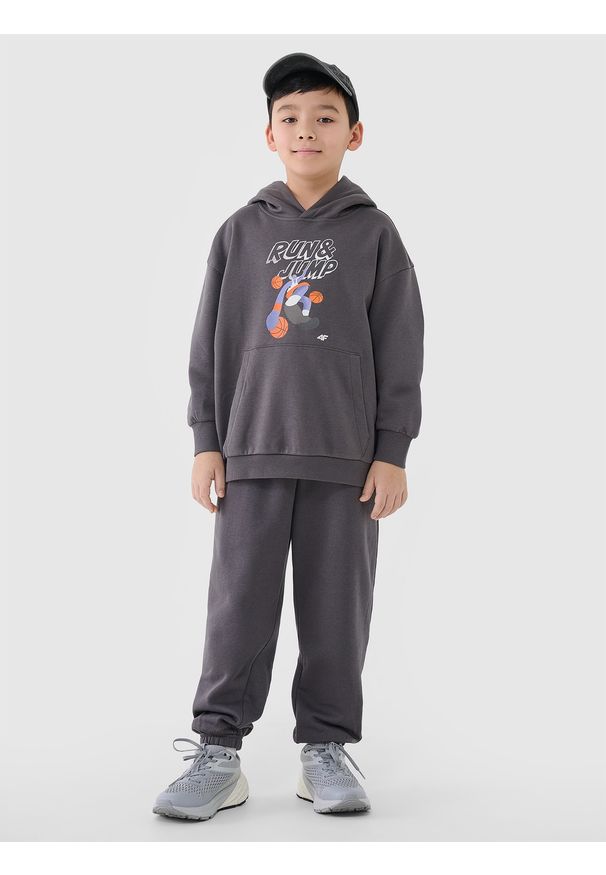 4f - 4F Bluza dresowa nierozpinana z kapturem chłopięca - szara 122 (6-7 lat). Okazja: na co dzień. Typ kołnierza: kaptur. Kolor: szary. Materiał: dresówka. Wzór: nadruk, gładki, napisy, ze splotem. Sezon: lato. Styl: casual, sportowy