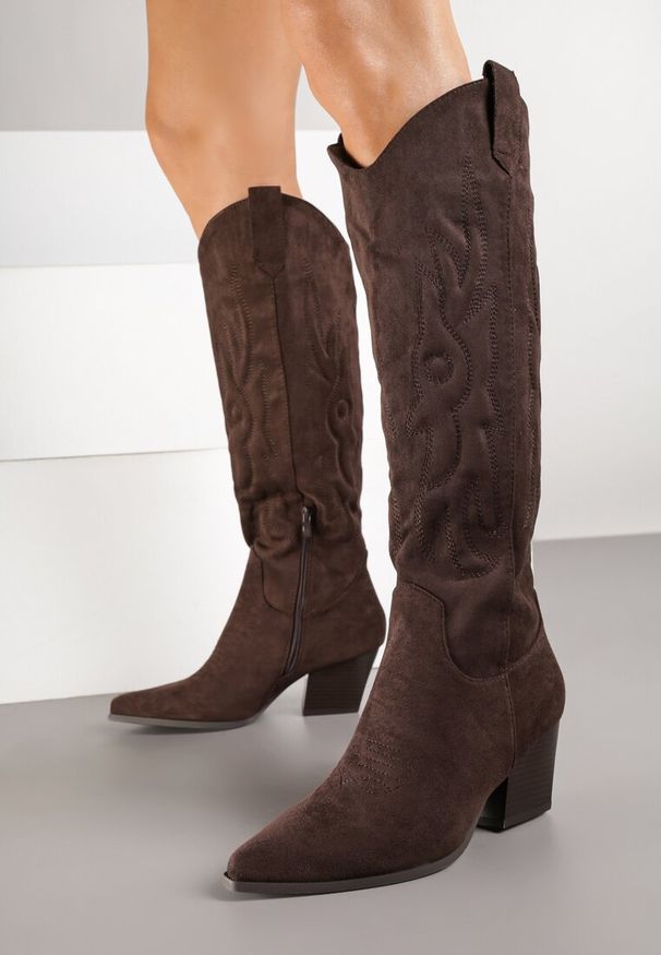 Renee - Ciemnobrązowe Kowbojki Kozaki na Stożkowym Słupku z Ekozamszu Iriada. Kolor: brązowy. Materiał: skóra, zamsz, jeans. Sezon: jesień, wiosna. Obcas: na słupku. Styl: klasyczny. Wysokość obcasa: średni