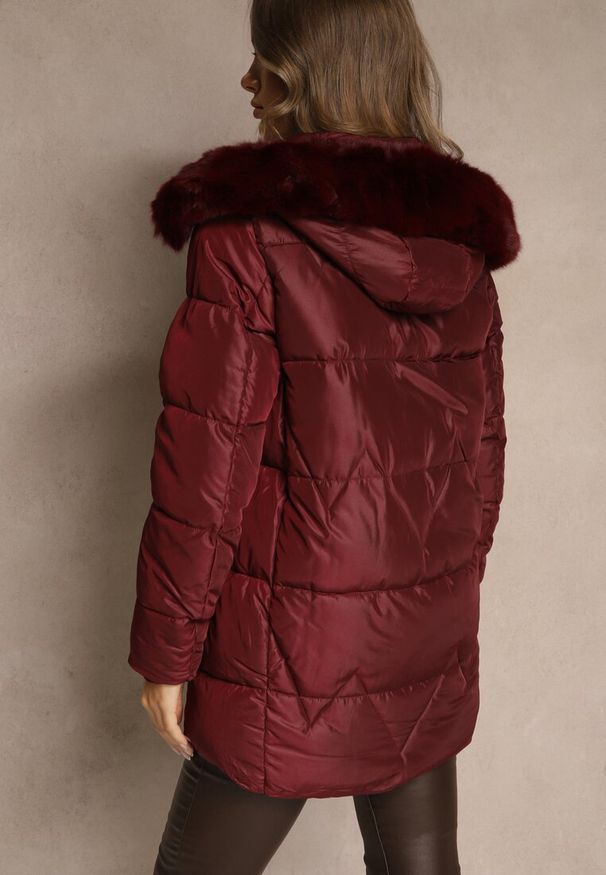 Renee - Bordowa Pudełkowa Kurtka z Pikowanymi Przeszyciami i Kapturem z Futerkiem Vebina. Typ kołnierza: golf. Kolor: czerwony. Materiał: futro. Styl: elegancki