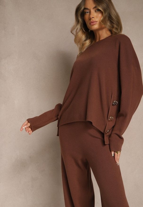Renee - Brązowy Komplet z Dzianiny z Wiskozą Spodnie Wide Leg i Sweter ze Zdobieniami Miomea. Kolor: brązowy. Materiał: wiskoza, dzianina. Wzór: aplikacja