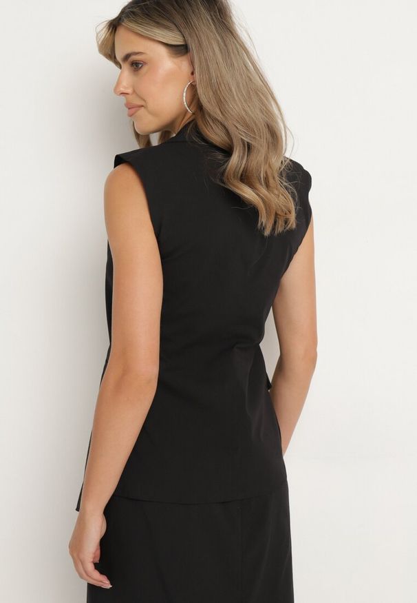 Born2be - Czarna Elegancka Kamizelka z Bawełną Zapinana na Guzik z Wsuwanymi Kieszeniami Tiamaella. Kolor: czarny. Materiał: bawełna. Sezon: lato, wiosna. Styl: elegancki