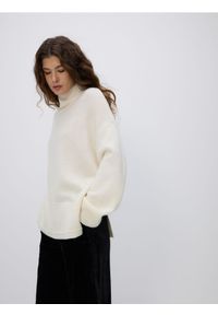 Reserved - Wełniany sweter z golfem - złamana biel. Typ kołnierza: golf. Materiał: wełna #1