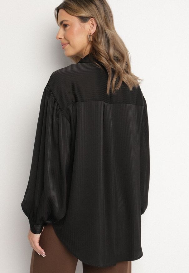 Born2be - Czarna Koszula z Bufiastymi Rękawami i Przedłużonym Tyłem Zilima. Okazja: na co dzień. Kolor: czarny. Materiał: jeans. Styl: klasyczny, elegancki, casual