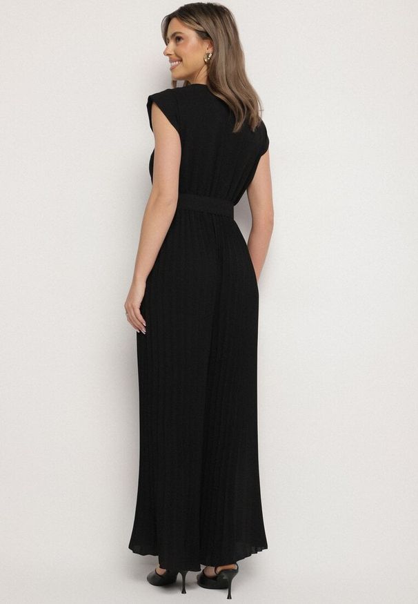 Born2be - Czarny Kombinezon o Kopertowym Kroju z Plisami i Paskiem w Talii Salivania. Okazja: na wesele, na ślub cywilny, na studniówkę, na imprezę. Kolor: czarny. Styl: klasyczny, elegancki