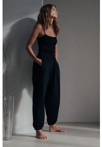 MUUV Spodnie Smooth Cotton damskie kolor czarny gładkie. Stan: podwyższony. Kolor: czarny. Materiał: bawełna, materiał, dresówka. Wzór: gładki #3