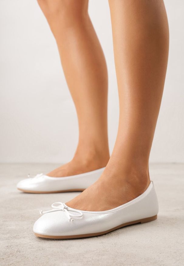 Renee - Białe Balerinki Nospe. Nosek buta: okrągły. Zapięcie: bez zapięcia. Kolor: biały. Szerokość cholewki: normalna. Wzór: aplikacja