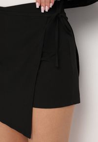 Born2be - Czarne Szorty Spódnica z Wiązaniem na Boku Tromelia. Okazja: na co dzień. Kolor: czarny. Styl: elegancki, casual #3