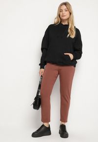Born2be - Ciemnobrązowe Spodnie Dresowe z Ozdobą z Boku Rialane. Okazja: na co dzień. Kolekcja: plus size. Kolor: brązowy. Materiał: dresówka. Wzór: aplikacja. Styl: casual, elegancki