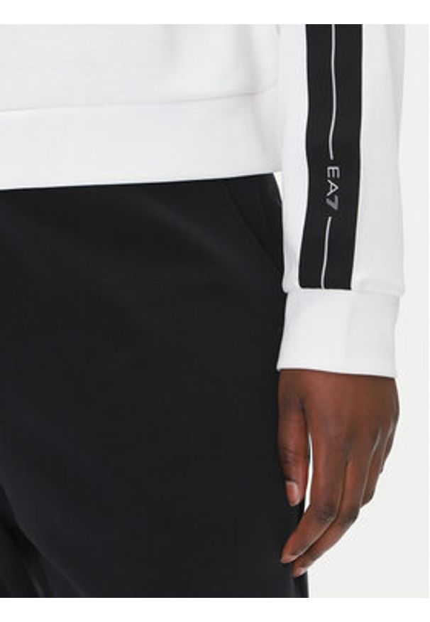 EA7 Emporio Armani Dres 7W000121 AF12643 M0003 Biały Regular Fit. Kolor: biały. Materiał: syntetyk