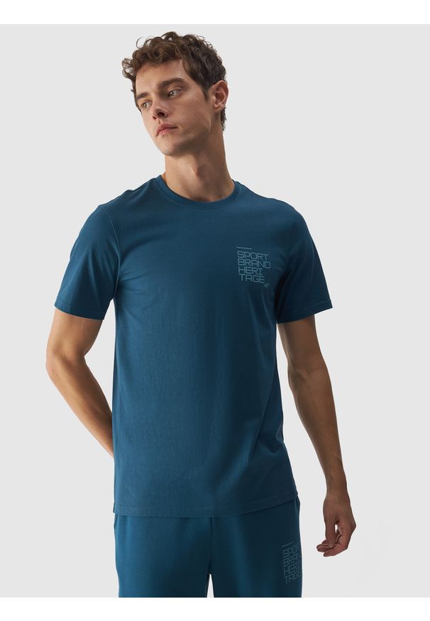 4f - T-shirt z bawełny organicznej z nadrukiem męski - morska zieleń. Okazja: na co dzień. Kolor: turkusowy. Materiał: bawełna. Długość rękawa: krótki rękaw. Długość: krótkie. Wzór: nadruk. Styl: sportowy, casual