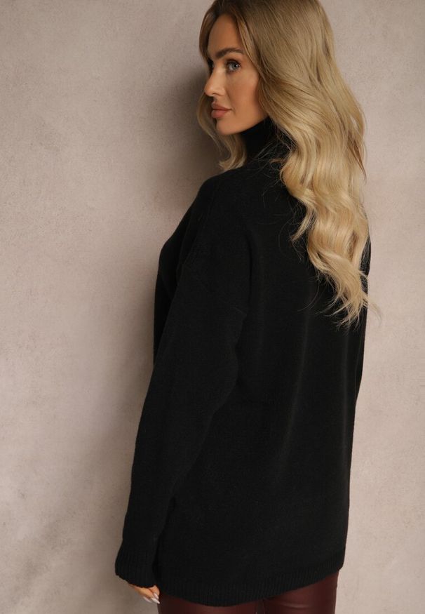 Renee - Czarny Casualowy Golf o Prostym Kroju Derilena. Okazja: na co dzień. Typ kołnierza: golf. Kolor: czarny. Długość rękawa: długi rękaw. Długość: długie. Styl: casual