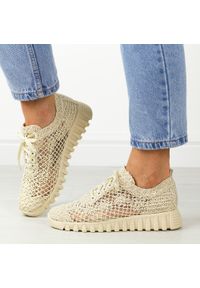 Beżowe przewiewne półbuty damskie T.Sokolski 1982. Nosek buta: okrągły. Zapięcie: sznurówki. Kolor: beżowy. Materiał: tkanina. Szerokość cholewki: normalna. Sezon: wiosna, lato. Styl: klasyczny #1