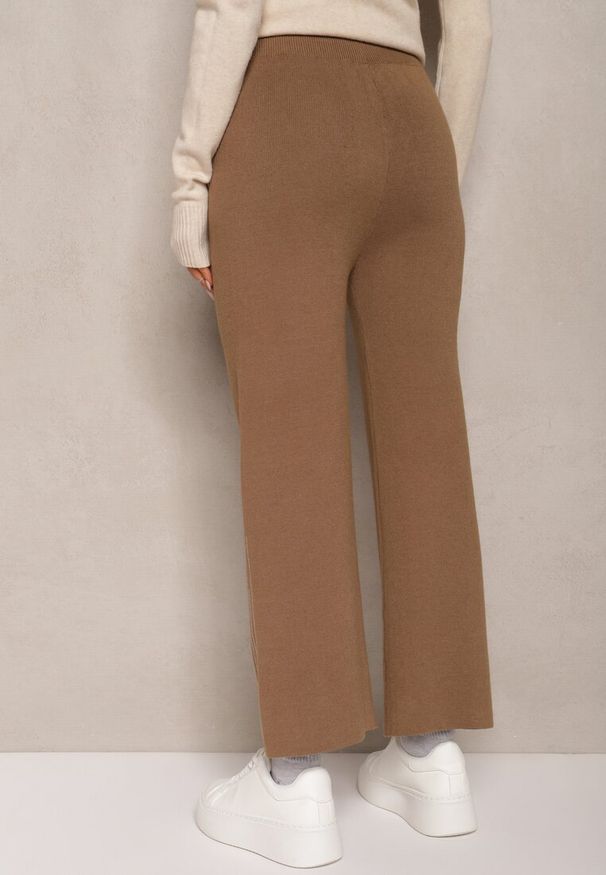 Renee - Jasnobrązowe Spodnie o Szerokim Kroju High Waist z Cyrkoniami i Gumką w Pasie Loreitha. Okazja: na co dzień. Stan: podwyższony. Kolor: beżowy. Materiał: satyna, zamsz. Wzór: aplikacja. Styl: casual