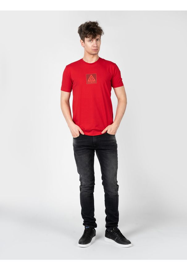 Iceberg T-Shirt "C-Neck" | F020639A | Mężczyzna | Czerwony. Okazja: na co dzień. Kolor: czerwony. Materiał: bawełna, elastan. Wzór: nadruk. Styl: casual, elegancki