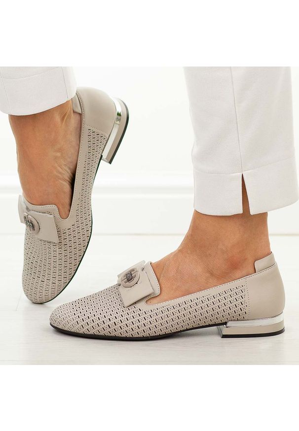 Beżowe ażurowe skórzane półbuty damskie Cambell 35304. Okazja: na co dzień. Nosek buta: okrągły. Kolor: beżowy. Szerokość cholewki: normalna. Wzór: ażurowy. Materiał: skóra. Sezon: wiosna, lato. Obcas: na obcasie. Styl: wizytowy, casual, klasyczny, elegancki