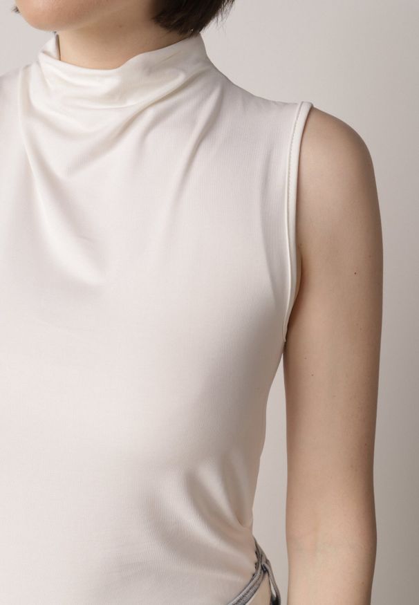 Born2be - Biała Gładka Bluzka Bez Rękawów z Półgolfem Nedivra. Okazja: do pracy, na co dzień, na spotkanie biznesowe. Kolor: biały. Materiał: elastan, materiał, jeans, poliester. Długość rękawa: bez rękawów. Wzór: gładki. Styl: elegancki, biznesowy, klasyczny, casual