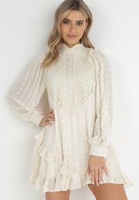 Born2be - Jasnobeżowa Ażurowa Sukienka Mini ze Stójką i Falbankami Ranones. Typ kołnierza: kołnierz z falbankami, kołnierzyk stójkowy. Kolor: beżowy. Materiał: tkanina. Wzór: ażurowy. Styl: retro. Długość: mini #3