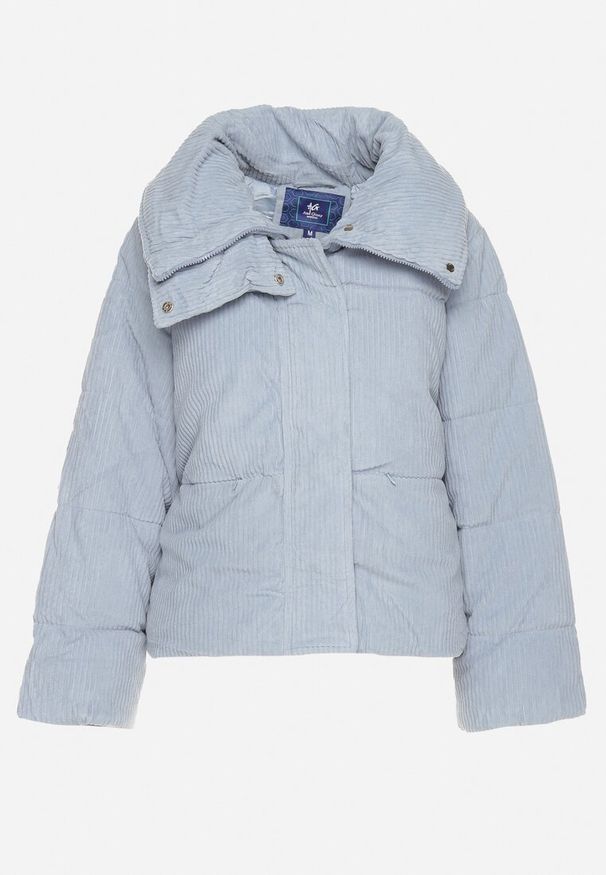 Born2be - Jasnoniebieska Sztruksowa Kurtka z Wysokim Kołnierzem Realitia. Okazja: na co dzień. Typ kołnierza: golf. Kolor: niebieski. Materiał: sztruks. Styl: elegancki, casual
