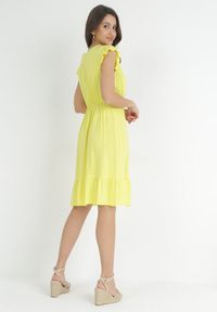 Born2be - Żółta Wiskozowa Sukienka Mini z Gumką w Talii i Kopertowym Dekoltem Yalemena. Kolor: żółty. Materiał: wiskoza. Sezon: wiosna, lato. Typ sukienki: kopertowe. Długość: mini #3