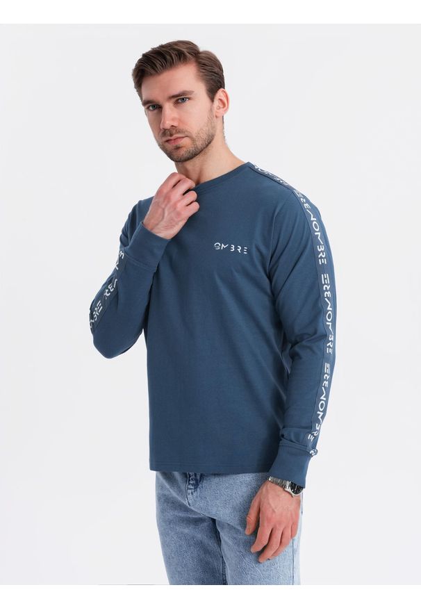 Ombre Clothing - Bawełniany longsleeve męski U-neck z lampasami i nadrukiem na piersi – ciemnoniebieski V1 OM-LSCL-0127 - XXL. Kolor: niebieski. Materiał: bawełna. Długość rękawa: długi rękaw. Wzór: nadruk. Styl: sportowy, klasyczny