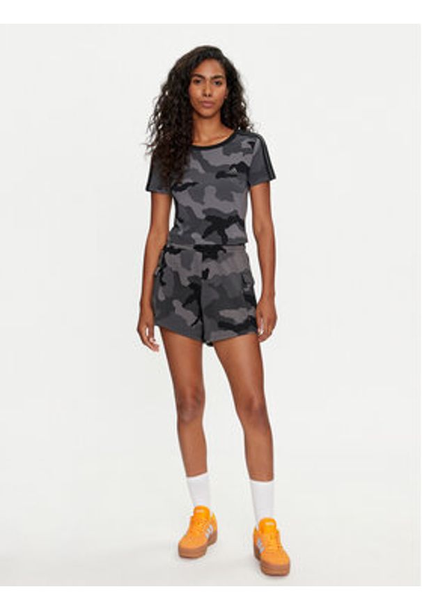 Adidas - adidas Szorty sportowe Essentials 3-Stripes Camo-Print IX3707 Szary Loose Fit. Kolor: szary. Materiał: bawełna. Wzór: nadruk