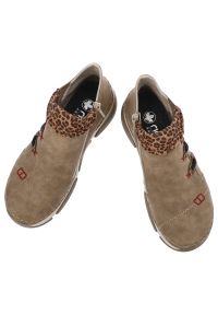 Botki damskie Rieker, antistress na płaskiej podeszwie w panterkę zapinane na suwak i ocieplane, beżowe, 45983-64. Okazja: na co dzień. Kolor: beżowy. Materiał: syntetyk, materiał. Wzór: motyw zwierzęcy. Obcas: na płaskiej podeszwie. Styl: casual, elegancki #5