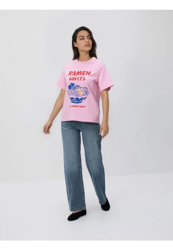 Reserved - Bawełniany t-shirt z nadrukiem - różowy. Kolor: różowy. Materiał: bawełna. Wzór: nadruk