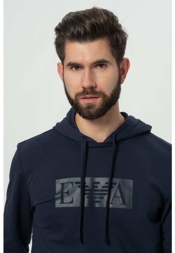 Emporio Armani - EMPORIO ARMANI Granatowa męska bluza z kapturem i logo, Rozmiar S. Typ kołnierza: kaptur. Kolor: niebieski