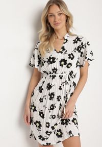 Born2be - Biała Sukienka w Kwiaty z Paskiem Cleza. Okazja: na co dzień. Typ kołnierza: dekolt w kształcie V. Kolor: biały. Wzór: kwiaty. Sezon: wiosna, lato. Styl: casual, elegancki #6