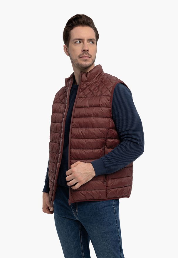 Volcano - Bezrękawnik ze stójką V-MER. Okazja: na co dzień. Typ kołnierza: kołnierzyk stójkowy. Materiał: dzianina, włókno, materiał. Długość rękawa: bez rękawów. Wzór: napisy, paski. Styl: sportowy, casual, elegancki