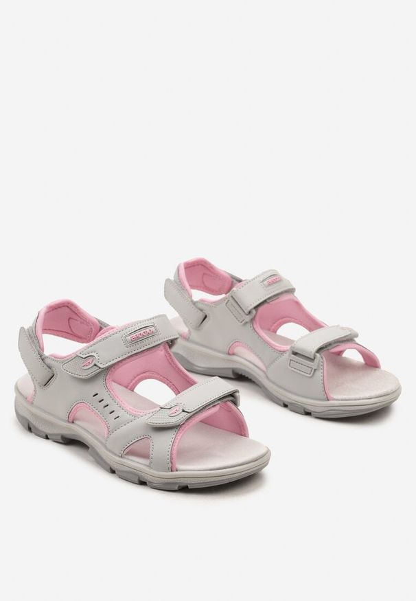 Born2be - Szaro-Różowe Płaskie Sandały w Sportowym Stylu Zapinane na Rzepy przy Kostce i Śródstopiu ze Skórzaną Wkładką Daffilla. Nosek buta: otwarty. Zapięcie: rzepy. Kolor: szary. Materiał: skóra. Sezon: lato. Styl: sportowy