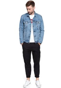 Levi's® - KURTKA JEANSOWA LEVI’S PRIDE COMMUNITY LGBTQIA+ TRUCKER JACKET 723340290. Okazja: na imprezę. Typ kołnierza: kaptur. Materiał: jeans. Wzór: haft, aplikacja, napisy. Sezon: lato. Styl: klasyczny #3