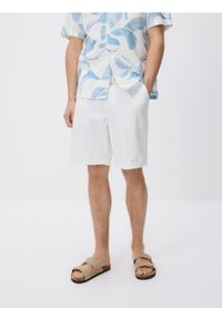 Reserved - Szorty regular z wiskozą - biały. Kolor: biały. Materiał: wiskoza #1