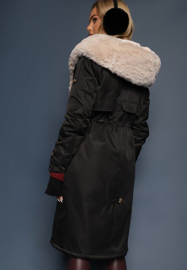 Renee - Czarno-Beżowa Kurtka Parka Ocieplana z Kapturem z Odpinanym Futerkiem Ściągana w Pasie Melintina. Okazja: do pracy, na co dzień. Typ kołnierza: kaptur. Kolor: czarny. Materiał: futro. Styl: elegancki, casual