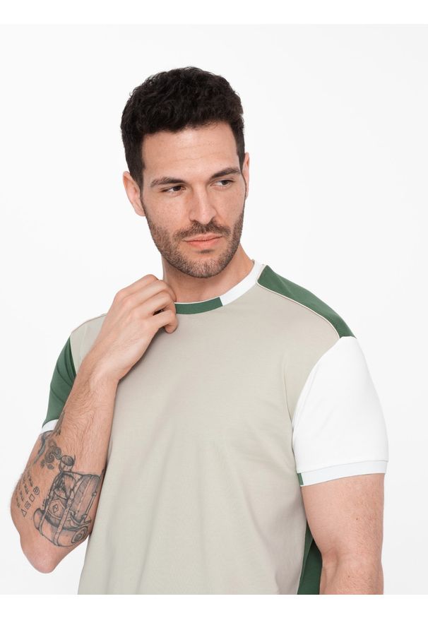 Ombre Clothing - T-shirt męski z elastanem z kolorowymi rękawami - zielony V5 - Rozmiar: M. Okazja: na co dzień. Kolor: zielony. Materiał: elastan. Wzór: kolorowy. Styl: klasyczny, casual